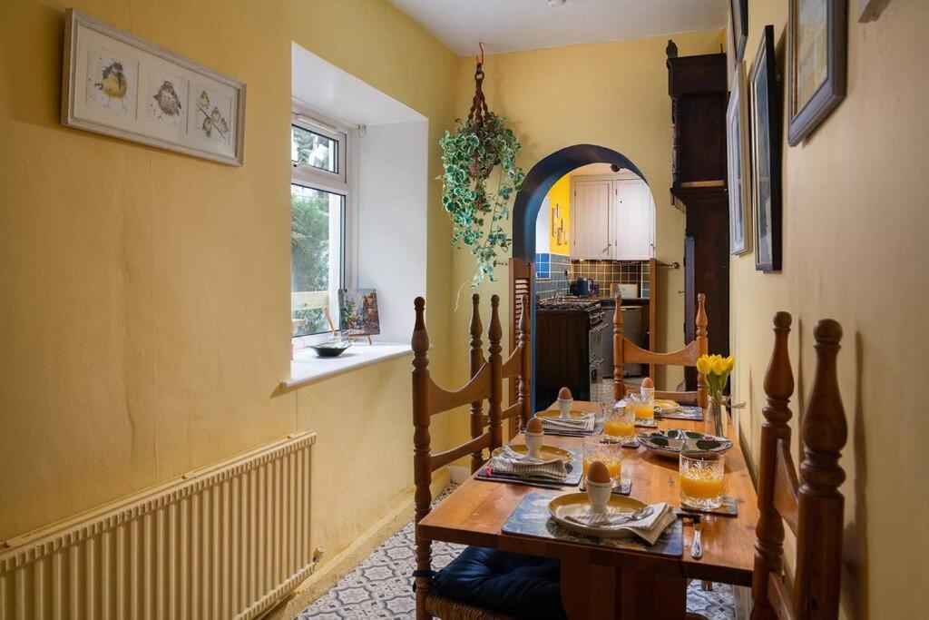 Fantastic Sea Views At Century'S Old Alma'S Cottage - Sleeps Up To 8 Guests Penmaen-mawr Exterior foto